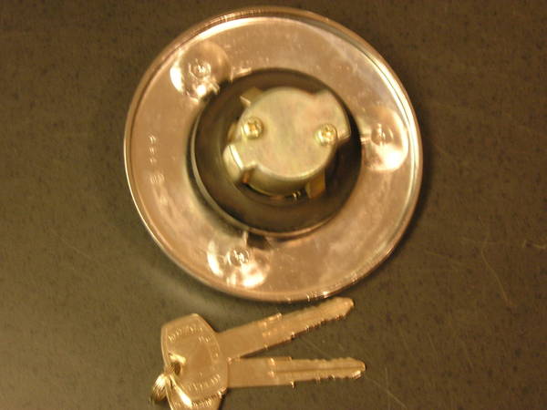 NOS_510_Wagon_Locking_Gas_Cap_w_Keys_004.jpg